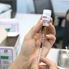 Медицинский работник использует дозу вакцины AstraZeneca (Фото: ВИА) 