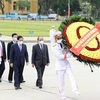 Высшие руководители почтили память покойного президента Хо Ши Мина в его мавзолее в Ханое (Фото: ВИА)