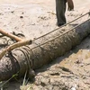 Бомба МК 82 имела длину 1,5 метра, вес 230 кг, диаметр 27 см обнаружена в реке Тханьхан, провинция Куангчи. (Фото: ВИА)