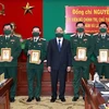  Президент страны Нгуен Суан Фук и офицеры 7-го военного округа (Фото: ВИА) 