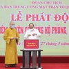 Президент Нгуен Суан Фук (справа) делает пожертвование при запуске кампании по сбору средств 27 мая (Фото: ВИА)