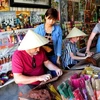 Иностранные посетители в деревне изготовления благовоний Тхуисуан в Хюэ (Фото: ВИА)