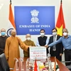 Представитель Исполнительного совета буддийской Сангхи города Хошимин через посольство Индии подарил народу Индии 33 аппарата ИВЛ Meiko (MMD-V1) на сумму 3,4 миллиарда донгов. (Фото: VOV)