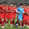 Тесты PRC на COVID-19 в режиме реального времени проводятся для всех членов национальной мужской футбольной команды Вьетнама в рамках подготовки к товарищескому матчу со сборной Иордании в ОАЭ (Фото: ВИА)