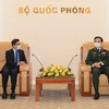 Министр обороны Генерал-полковник Фан Ван Жанг (справа) и посол Индии во Вьетнаме Праная Верма (Фото: ВИA)
