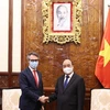 Президент страны Нгуен Суан Фук (справа) и посол Джорджо Алиберти, глава делегации Европейского союза во Вьетнаме (Фото: ВИА)