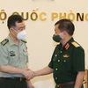 Заместитель министра обороны, генерал-полковник Хоанг Суан Тьиен (справа) и новоназначенный военный атташе Китая полковник Пан Тао. (Фото: bienphong.com.vn)