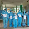 Директор пульмонологической больницы Дананг вручил сертификаты о выздоровлении и выписке из больницы 8 пациентам с COVID-19. (Фото: Ван Зунг/ВИА)