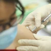 Вакцина от COVID-19 вводится женщине во Вьетнаме. (Фото: ВИА)