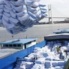 Загружают рис на грузовой корабль (Фото: ВИА)