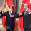Министр иностранных дел Вьетнама Буй Тхань Шон (слева) и государственный советник Китая и министр иностранных дел Ван И (Фото: ВИA)