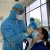 Врачи и медсестры из Центров по контролю за заболеваниями и седьмого района в Хошимине провели случайные скрининговые тесты на COVID-19 для рабочих. (Фото: Тхань Ву / ВИА)