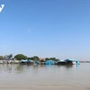 Плавучие дома и плоты на реке Меконг в Камбодже. (Фото: VOV)