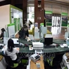 Клиенты совершают операции в головном офисе Акционерного коммерческого банка внешней торговли Вьетнама (Vietcombank) в Ханое. (Фото: ВИА)