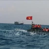 Вьетнамские корабли в территориальных водах Вьетнама вокруг рифа Датайа на архипелаге Чыонгша (Спратли) (Фото: ВИА)