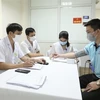 Врачи и волонтер участвуют в 3-м этапе испытания вакцину-кандидат Nano Covax против COVID-19. (Фото: ВИА)