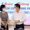 Заместитель генерального директора ВИА Ву Виет Чанг (слева) вручает книги ВИА руководителю Отдела ЦК КПВ по пропаганде и политическому просвещению Нгуен Чонг Нгиа. (Фото: ВИА)