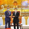 Председатель Народного комитета Ханоя Чу Нгок Ань (справа) и посол Джорджо Алиберти на приеме (Фото: ВИА)