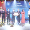 Вице-президент Во Тхи Ань Суан наградила VinaPhone, VNPT, Орденом Труда первой степени. (Фото: ВИА)