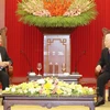 Генеральный секретарь ЦК КПВ, президент Вьетнама Нгуен Фу Чонг (справа) принял премьер-министра Лаоса Тонглуна Сисулита по случаю визита последнего во Вьетнам для участия в 43-м заседании Вьетнамско-лаосского межправительственного комитета по двустороннем