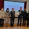 Посольство Вьетнама во Франции получило 20.000 евро в поддержку Вьетнамского фонда вакцины против COVID-19 (Фото: ВИА)