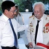 Костас Сарантидис (справа) встречается с тогдашним министром иностранных дел Вьетнама Фам Бинь Мином в 2018 году (Фото: ВИA)