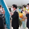 Товарищ Во Ван Тхыонг, член Политбюро, постоянный член Секретариата, приветствует Генерального секретаря, президента Лаоса Тонглуна Сисулита и его супругу в международном аэропорту Нойбай в Ханое. (Фото: ВИA)
