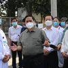 Премьер-министр Фам Минь Тьинь (второй слева) инспектирует меры по профилактике и борьбе с COVID-19 в провинции Биньзыонг (Фото: ВИA)