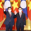 Председатель НС Выонг Динь Хюэ (справа) имел встречу с Генеральным секретарем ЦК Партии, президентом Лаоса Тонглуном Сисулитом. (Фото: ВИА)
