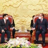 На встрече лаосского высшего руководителя с бывшим генеральным секретарем ЦК КПВ Нонг Дык Манем (справа). (Фото: ВИА)