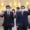 Премьер-министр Фам Минь Тьинь (справа) и генеральный секретарь ЦК Партии, президент Лаоса Тонглун Сисулит. (Фото: Зыонг Жанг/ВИА)