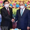 Президент Вьетнама Нгуен Суан Фук (справа) и генеральный секретарь ЛНРП, президент страны Тонглун Сисулит (Фото: ВИА)