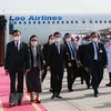 Встреча генерального секретаря Лаосской партии и президента Лаоса Тонглун Сисулит (слева) в международном аэропорту Нойбай (Фото: ВИА)