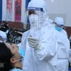 Врачи и медсестры из Медицинского центра города Туихоа, провинция Фу-йен, берут образцы для тестирования на вирус. (Фото: Фам Кыонг / ВИА)