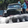 Химический отряд 2-й дивизии (V военный округ) распыляет дезинфицирующее средство на дороге Ле Зуан, город Тюихоа, пров. Фу-йен. (Фото: Фам Кыонг / ВИА)