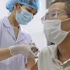 Медицинские работники вводят вакцину Nano Covax волонтерам в уезде Ванлам. (Фото: ВИА)