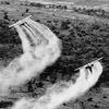  Американские самолеты распыляют химикаты во время войны во Вьетнаме (фото из архива)