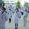 Преподаватели и студенты Университета медицинских и формацевтических технологий Дананга демонстрируют свою решимость перед отъездом в провинцию Фуйен, чтобы поддержать борьбу с COVID-19 (Фото: ВИА)