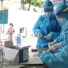 Медицинские работники собирают образцы для тестирования на COVID-19 в Хошимине (Фото: ВИА)