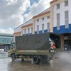 Функциональные силы применили дезинфицирующий спрей на территории рынка Биньдиен. (Фото: опубликовано ВИА)
