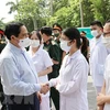 Премьер-министр Фам Минь Тьинь общается с медицинскими работниками на старте кампании 10 июля (Фото: ВИА)