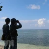 Молодые солдаты патрулируют остров Шонка. (Фото: Ши Туен/ВИА)