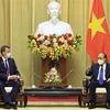  Президент страны Нгуен Суан Фук (справа) встретился с министром торговли, туризма и инвестиций Австралии Дэном Теханом (Фото: ВИА)