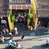 Посетители древнего города Хойан (Фото: ВИА)