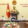 Председатель НС Выонг Динь Хюэ (в центре) председательствует на 57-м заседании постоянного комитета НС (Фото: ВИА)