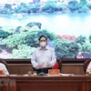 Премьер-министр Фам Минь Тьинь (в центре) выступает на встрече с властями Ханоя (Фото: ВИА)