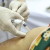 Медицинский персонал вводит вакцину Nano Covax волонтерам. (Фото: Минь Кует / ВИА)