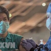 Медицинский работник вводит прививку от COVID-19 местному жителю в Джакарте, Индонезия, 23 июля. (Фото: СИНЬХУА/ ВИА)