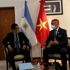 Посол в Аргентине Зыонг Куок Тхань (слева) встретился с вице-губернатором Мисьонес Карлосом Омаром Арсе (Фото: ВИА)