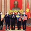 Президент Нгуен Суан Фук (в центре) и назначенные заместители премьер-министра. (Фото: ВИА)